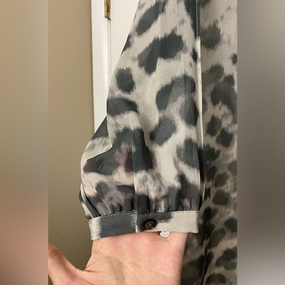 Banana Republic Animal Print Long Sleeve Sheer Button Down Blouse Size XS - Picture 5 of 8